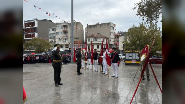 Burhaniye’de 29 Ekim Cumhuriyet Bayramı Öncesi Çelenk Sunma Töreni Düzenlendi