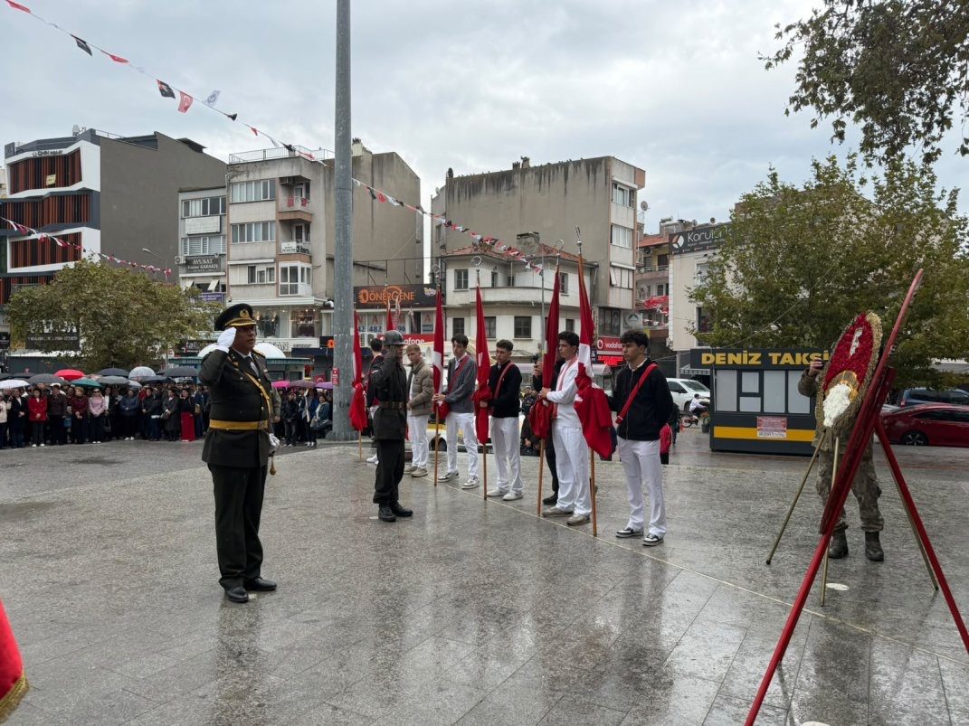 Burhaniye’de 29 Ekim Cumhuriyet Bayramı Öncesi Çelenk Sunma Töreni Düzenlendi