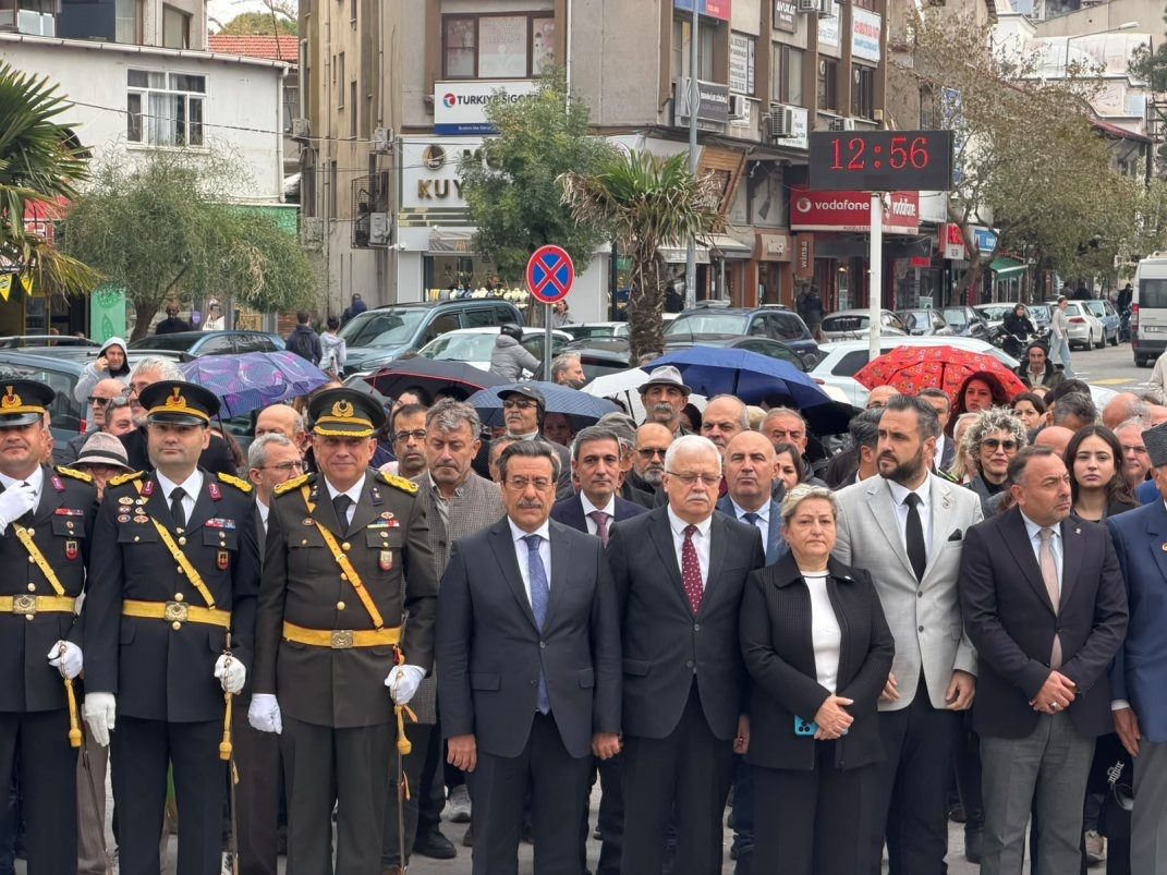 Burhaniye’de 29 Ekim Cumhuriyet Bayramı Öncesi Çelenk Sunma Töreni Düzenlendi - fotoğraf 2