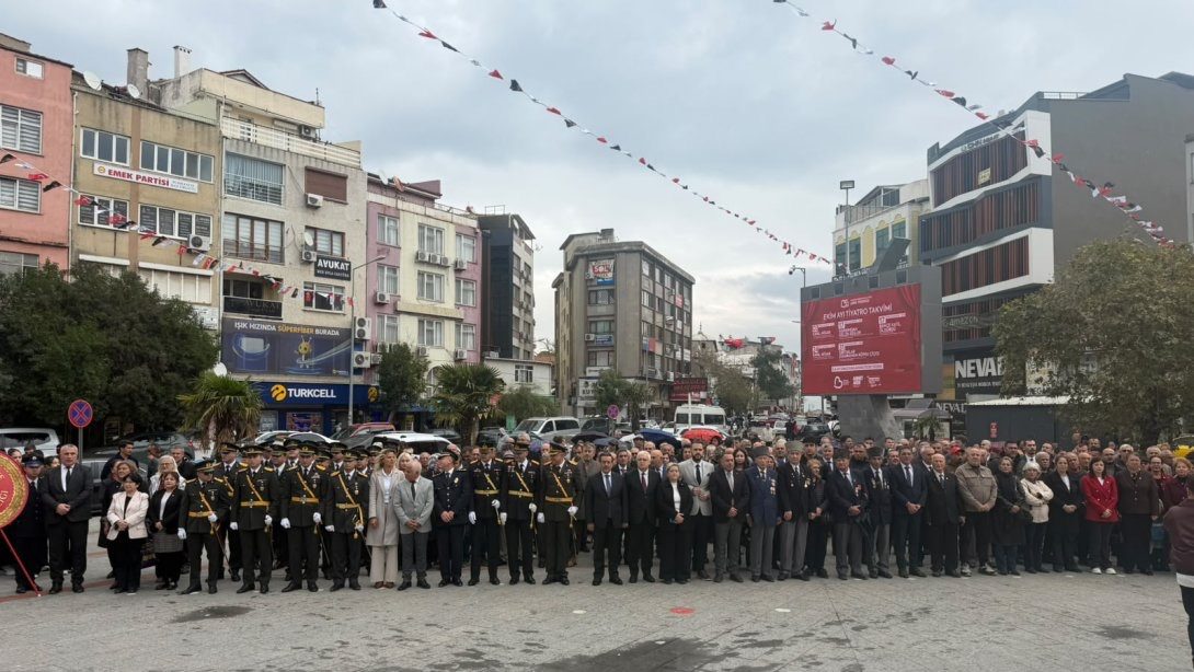 Burhaniye’de 29 Ekim Cumhuriyet Bayramı Öncesi Çelenk Sunma Töreni Düzenlendi - fotoğraf 3