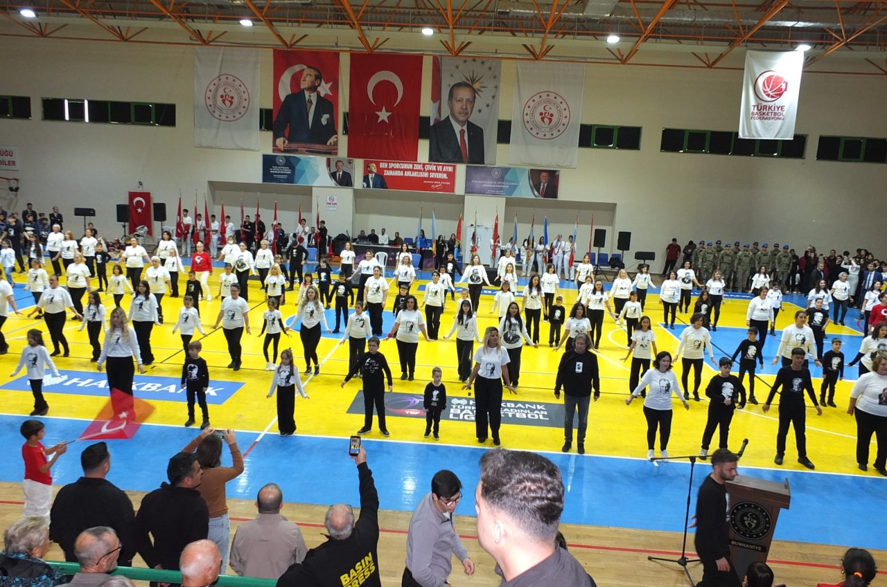 Burhaniye’de Cumhuriyet Coşkusu Salona Sığmadı: 103 Kişilik Zeybek Gösterisi Büyük İlgi Gördü - fotoğraf 8