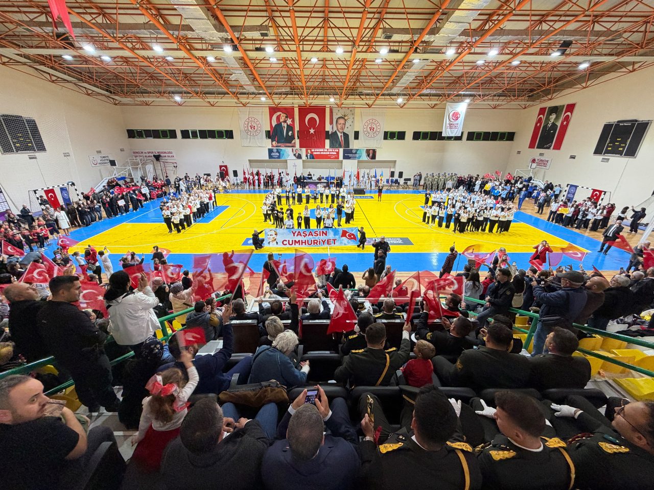 🇹🇷 Burhaniye’de Cumhuriyet’in 103. Yılı, 103 Kişilik Harmandalı Gösterisiyle Kutlandı!