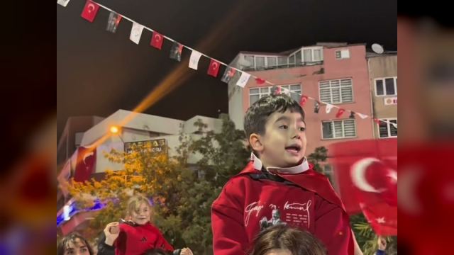 Burhaniye’de Fener Alayı’nda Andımız’ı Minik Arman Başlattı