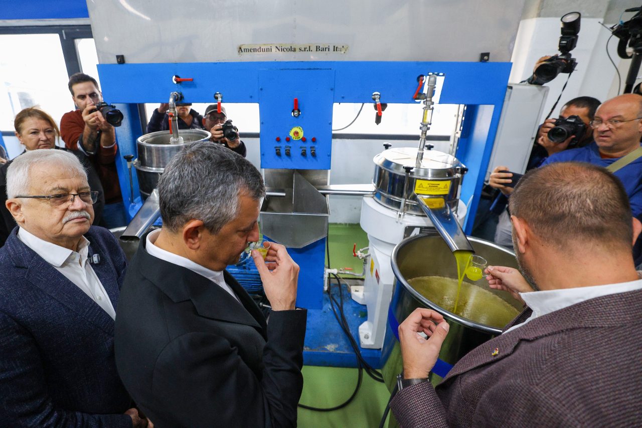Yeni Parti Genel Başkanı Özgür Özel, Burhaniye OSB’de Zeytinyağı Fabrikasını Ziyaret Etti - fotoğraf 6