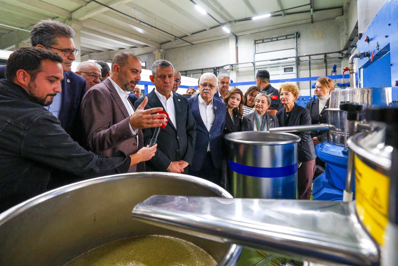 Yeni Parti Genel Başkanı Özgür Özel, Burhaniye OSB’de Zeytinyağı Fabrikasını Ziyaret Etti - fotoğraf 8