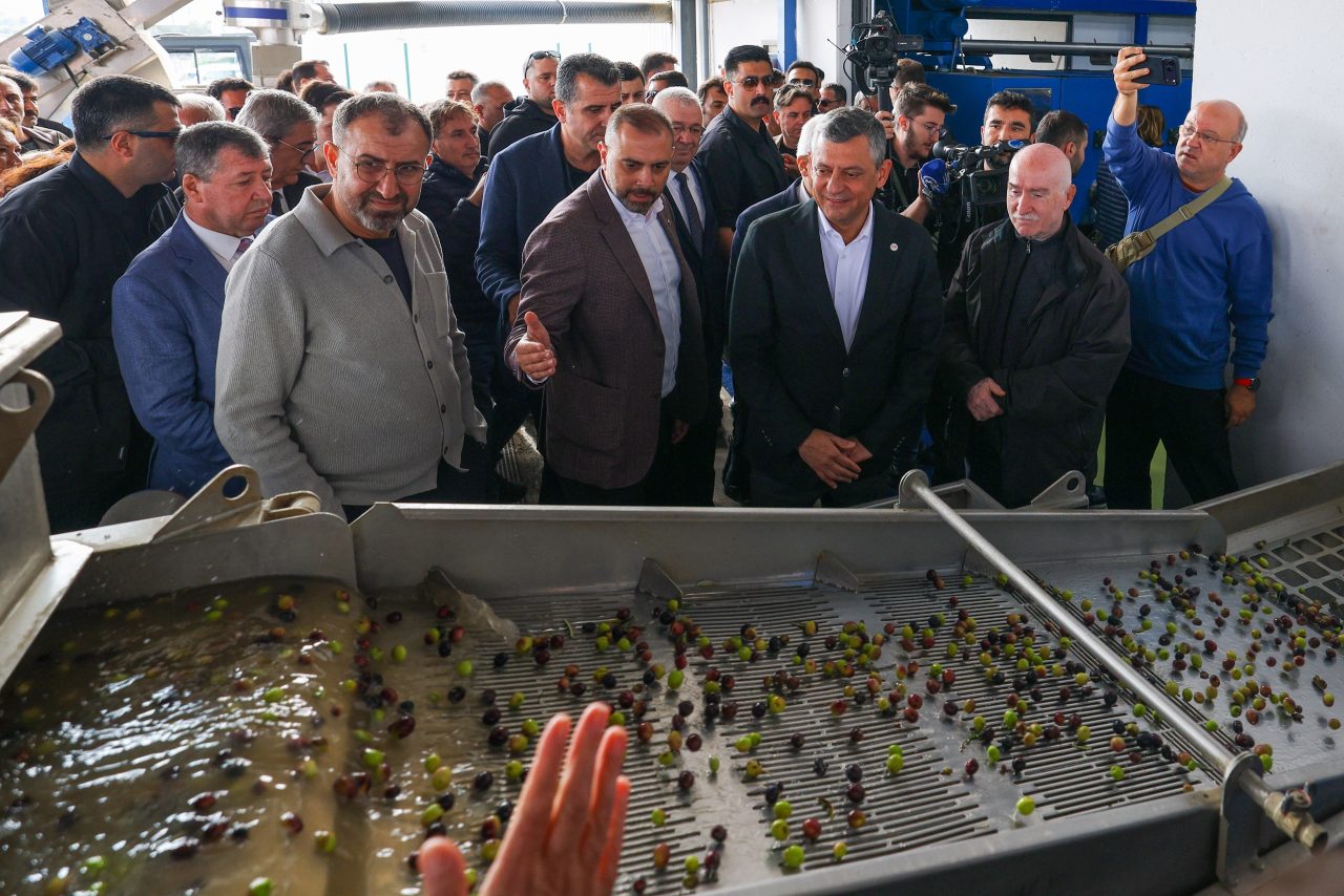 Yeni Parti Genel Başkanı Özgür Özel, Burhaniye OSB’de Zeytinyağı Fabrikasını Ziyaret Etti - fotoğraf 9